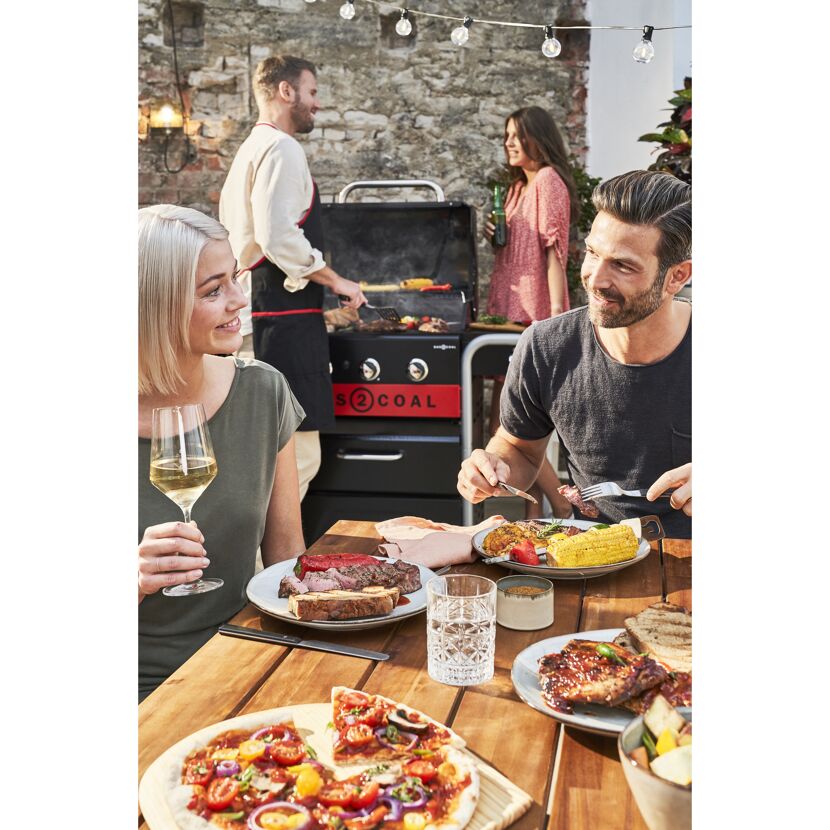 Personen grillen und essen im Garten