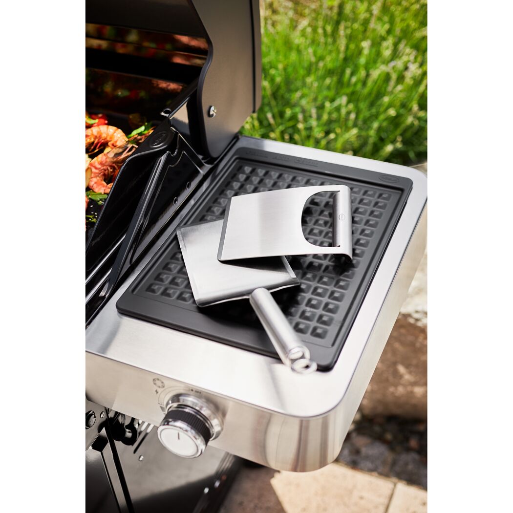 Grill mit Garraum und zwei Grillzangen