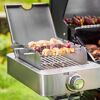 Grillspieße mit Fleisch und Gemüse auf dem Grill