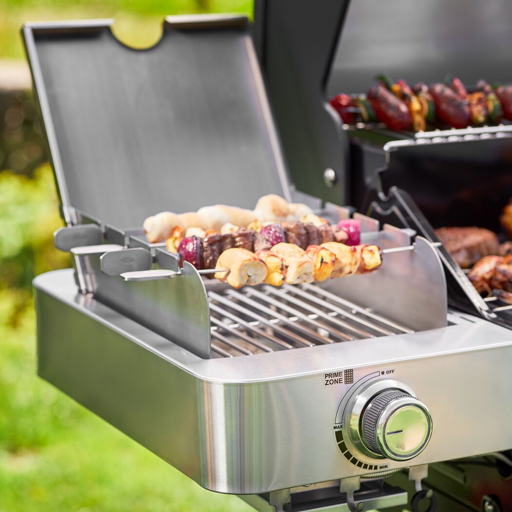 Grillspieße mit Fleisch und Gemüse auf dem Grill