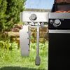 Grillzange und Grillblech am Gasgrill