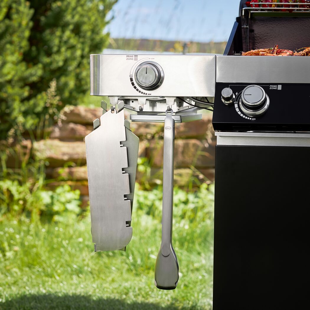 Grillzange und Grillblech am Gasgrill