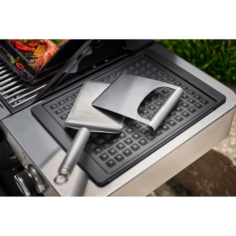 Grill mit zwei Plancha-Spachteln