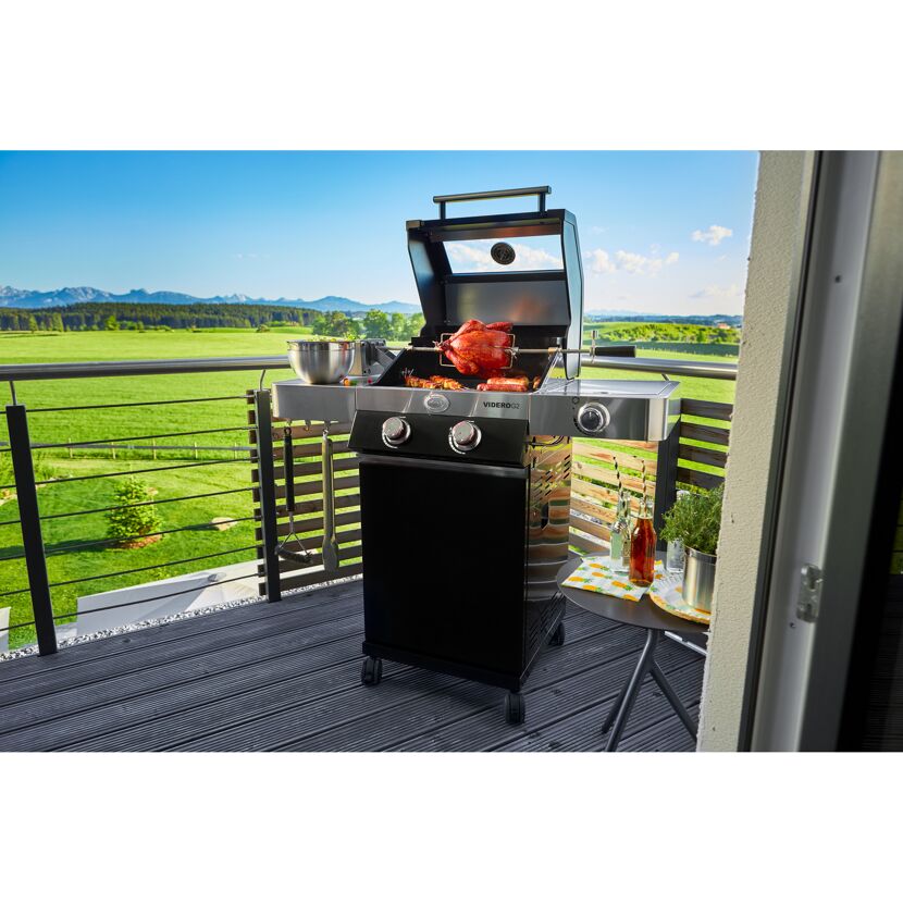 Gasgrill mit Drehspieß und Hähnchen