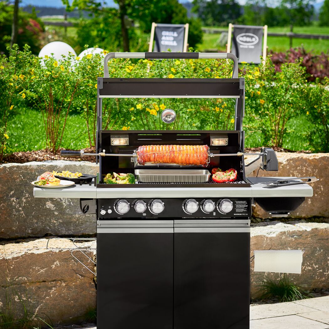 Gasgrill mit Drehspieß und Grillgut