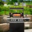 Gasgrill mit Drehspieß und Grillgut