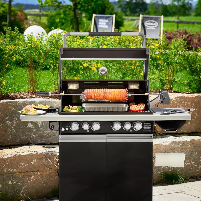 Gasgrill mit Drehspieß und Grillgut