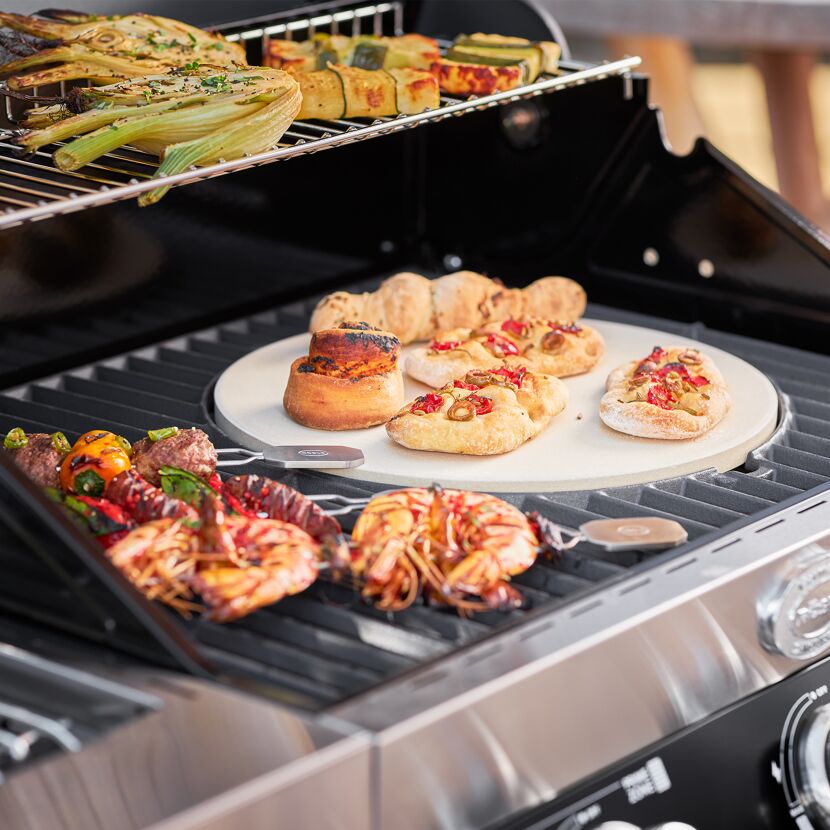 Grillen von Gemüse, Brot und Garnelen