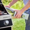 Person verwendet einen Gasgrill Videro G4-S Vario