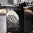 Pizzastein und Grillrost im Unterschrank eines Gasgrills
