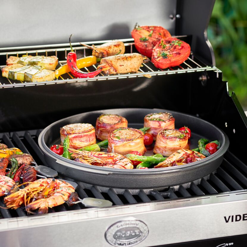 Gegrilltes Fleisch, Garnelen und Gemüse auf einem Gasgrill