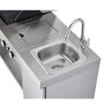 Spüle mit Wasserhahn neben Grill