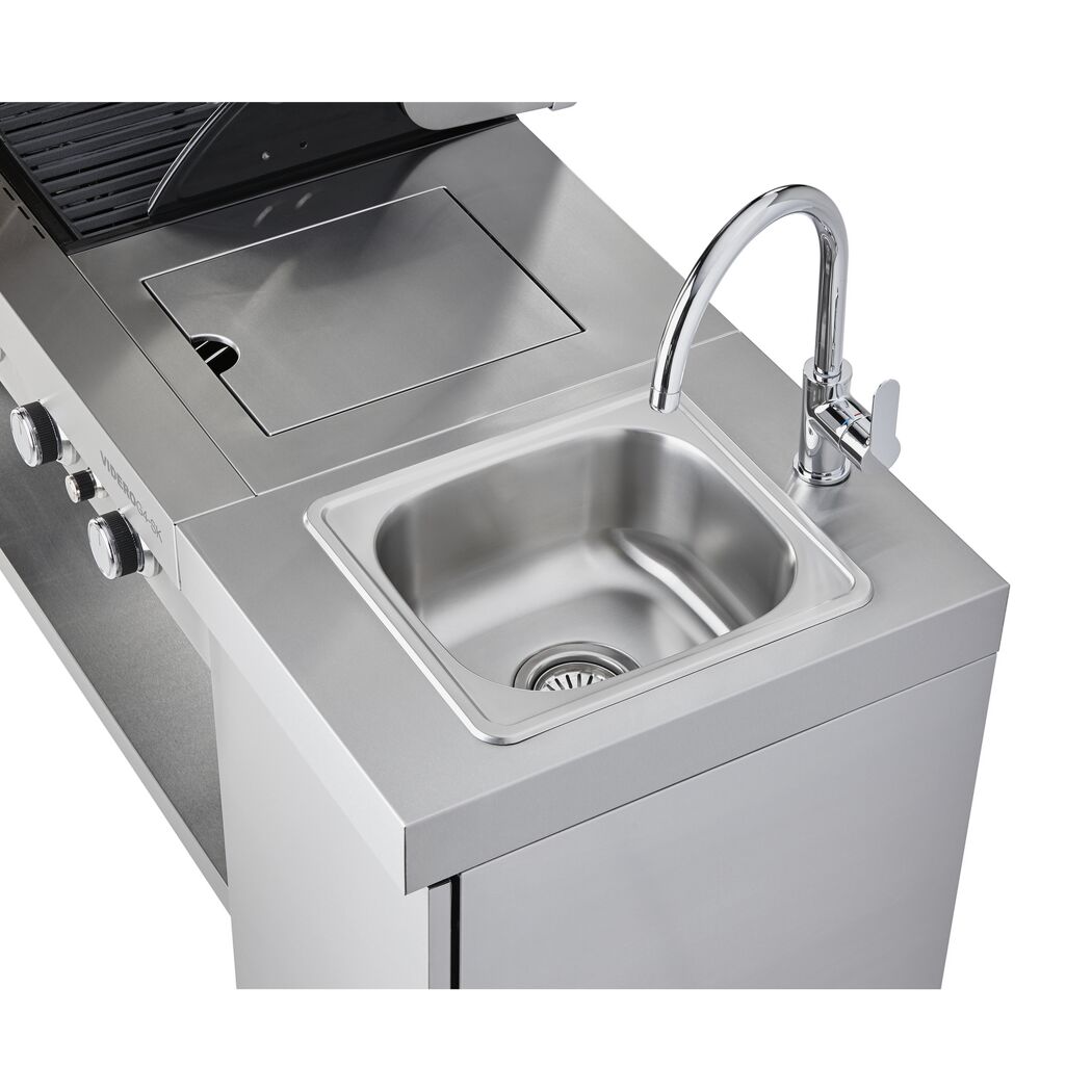 Spüle mit Wasserhahn neben Grill
