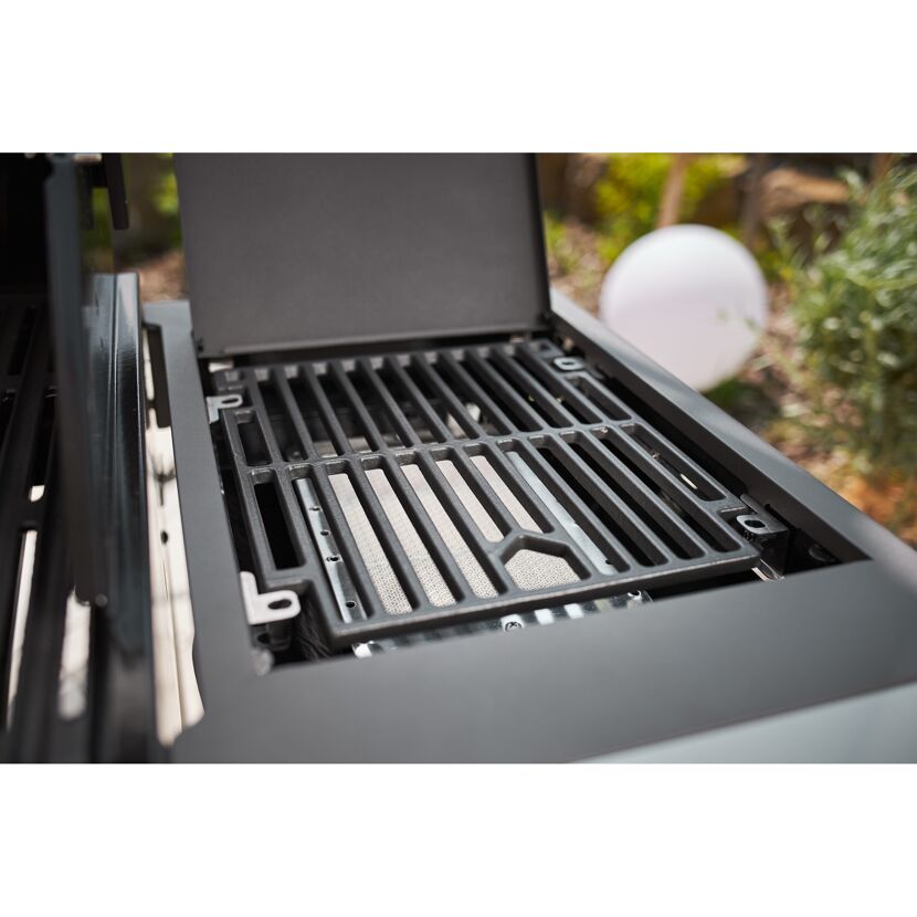 Gasgrill mit geöffnetem Deckel und Grillrost