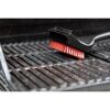 Grillbürste reinigt einen Grillrost.