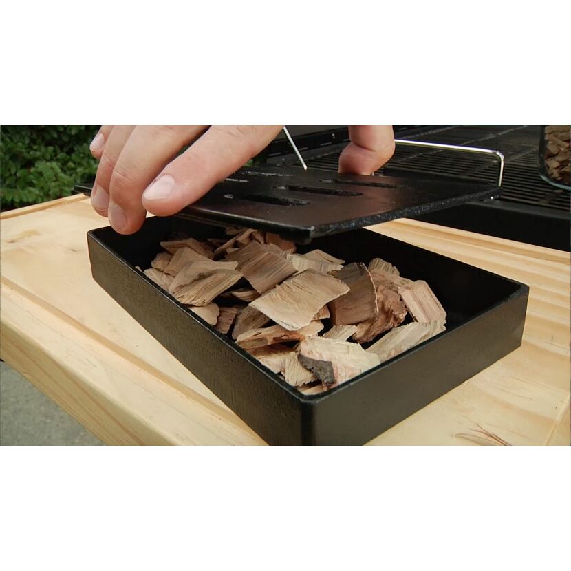 Räucherbox aus Gusseisen mit Holzspänen