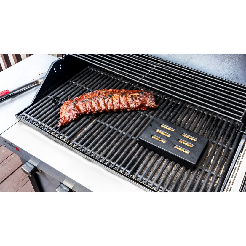 Rippchen und Räucherbox auf einem Grill