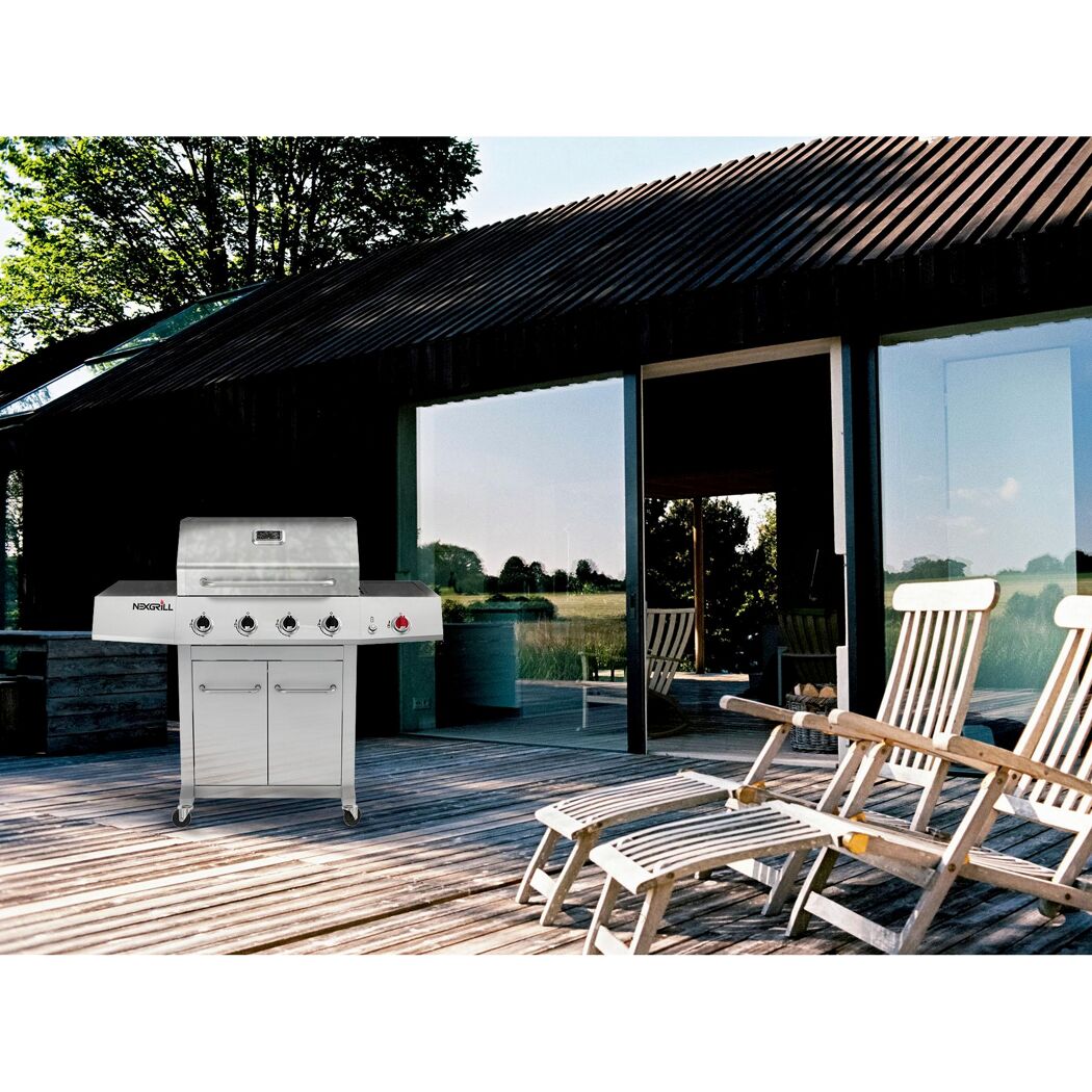 Gasgrill Nexgrill auf einer Terrasse vor einem modernen Haus.