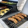 Grillen von Würstchen, Ananas und Gemüse