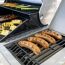 Grillen von Würstchen, Ananas und Gemüse