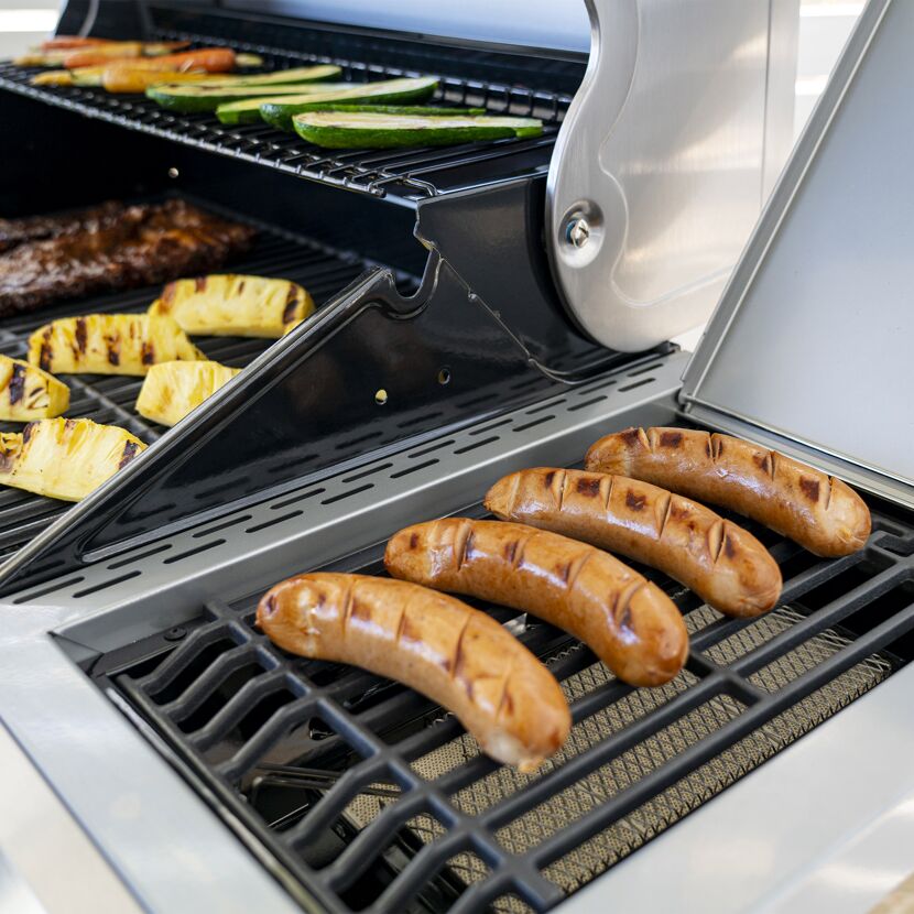 Grillen von Würstchen, Ananas und Gemüse