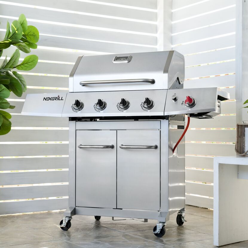 Gasgrill mit vier Brennern und Seitenbrenner