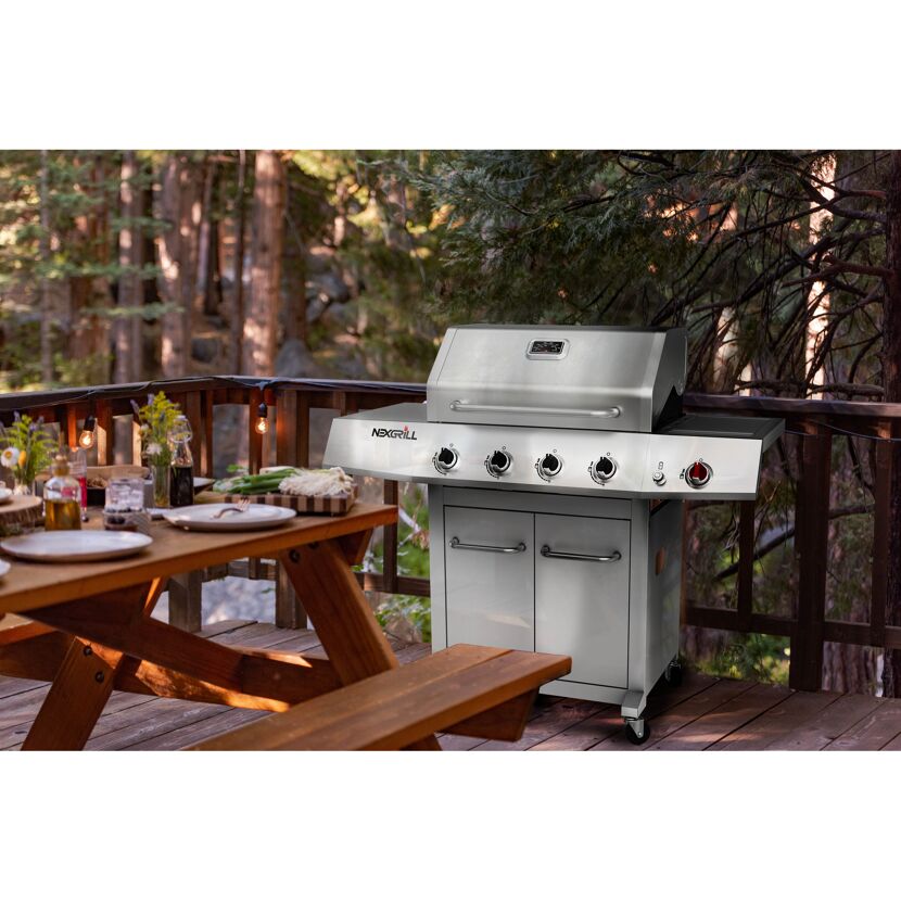 Nexgrill Gasgrill auf einer Holzterrasse