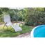 Graue Gartenliege unter Sonnenschirm neben Pool
