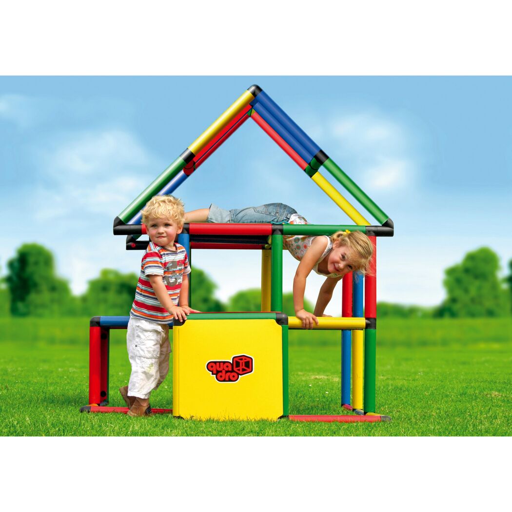 Zwei Kinder spielen mit einer bunten Kletterpyramide von Quadro.