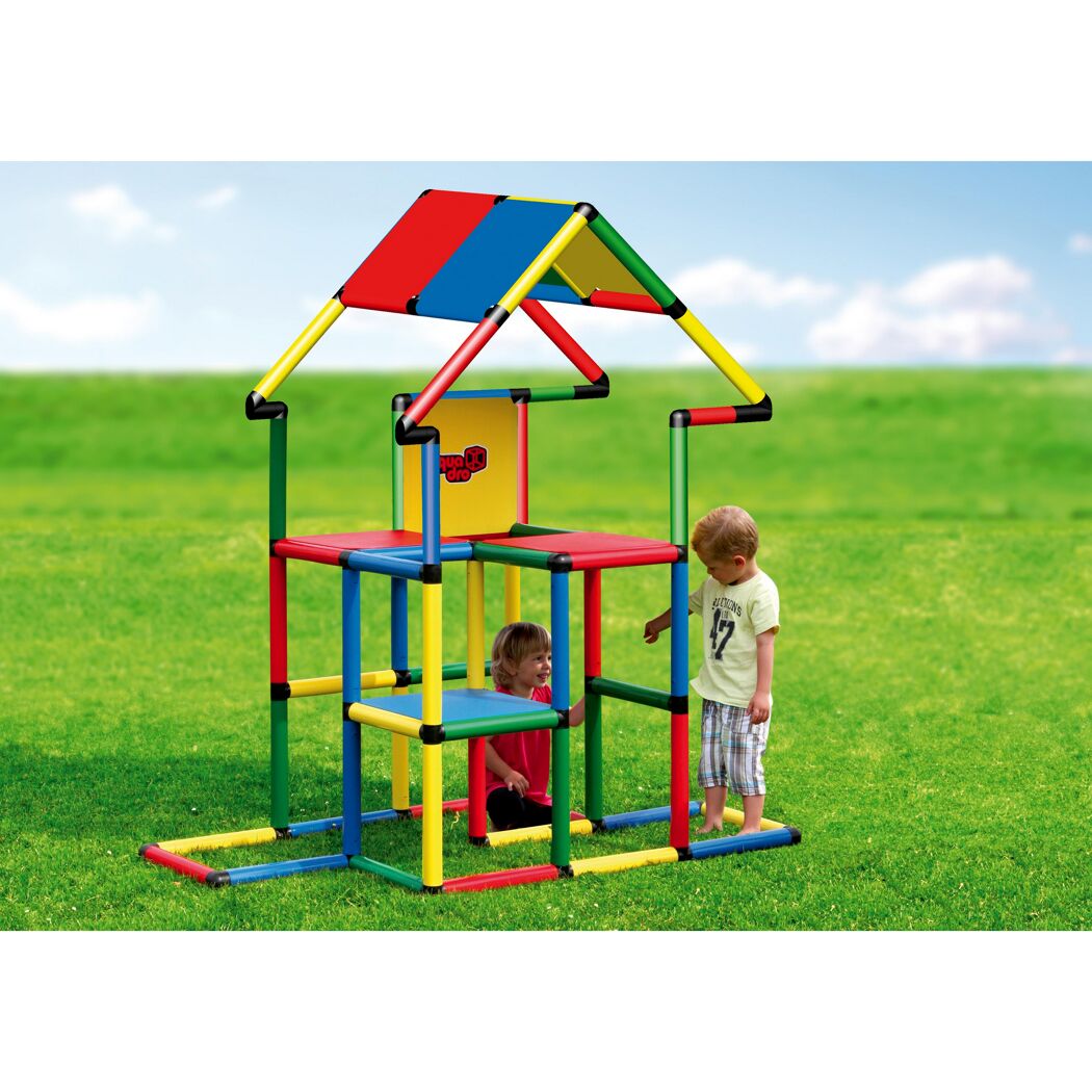 Zwei Kinder spielen mit einer bunten Kletterpyramide.