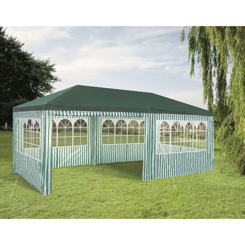 Grüner Pavillon mit weißen Streifen auf Rasen.