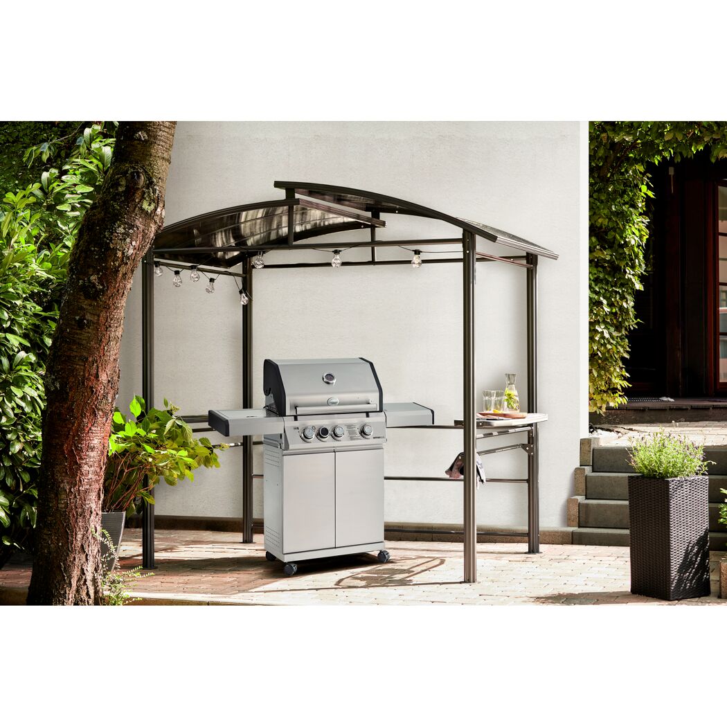 Gasgrill unter einem Pavillon im Garten