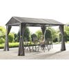 Pavillon mit Tisch und Stühlen im Garten