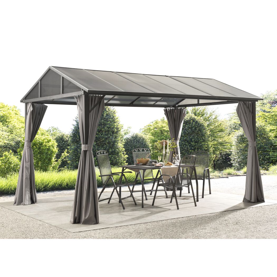 Pavillon mit Tisch und Stühlen im Garten