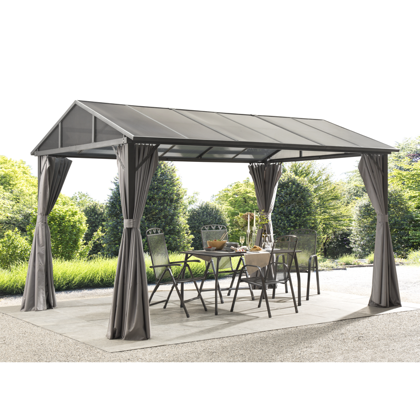 Pavillon mit Tisch und Stühlen im Garten