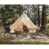 Glampingplatz mit Zelt, Campingmöbeln und Laternen.
