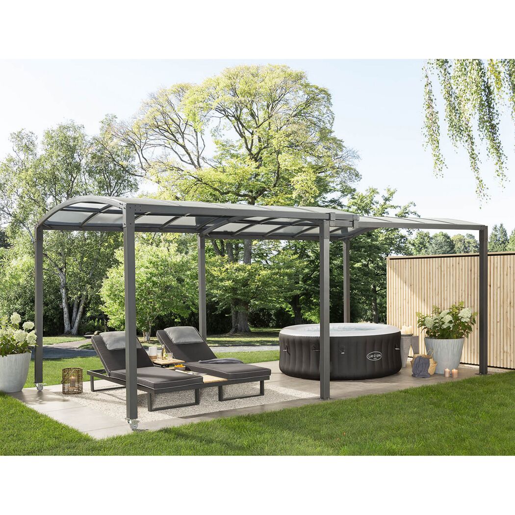 Whirlpool unter einem Pavillon im Garten