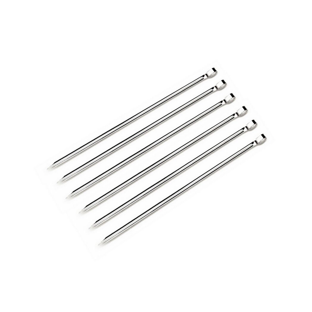 Fünf Schaschlikspieße aus Metall.