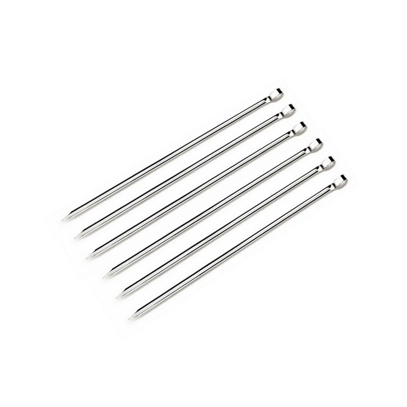 Fünf Schaschlikspieße aus Metall.