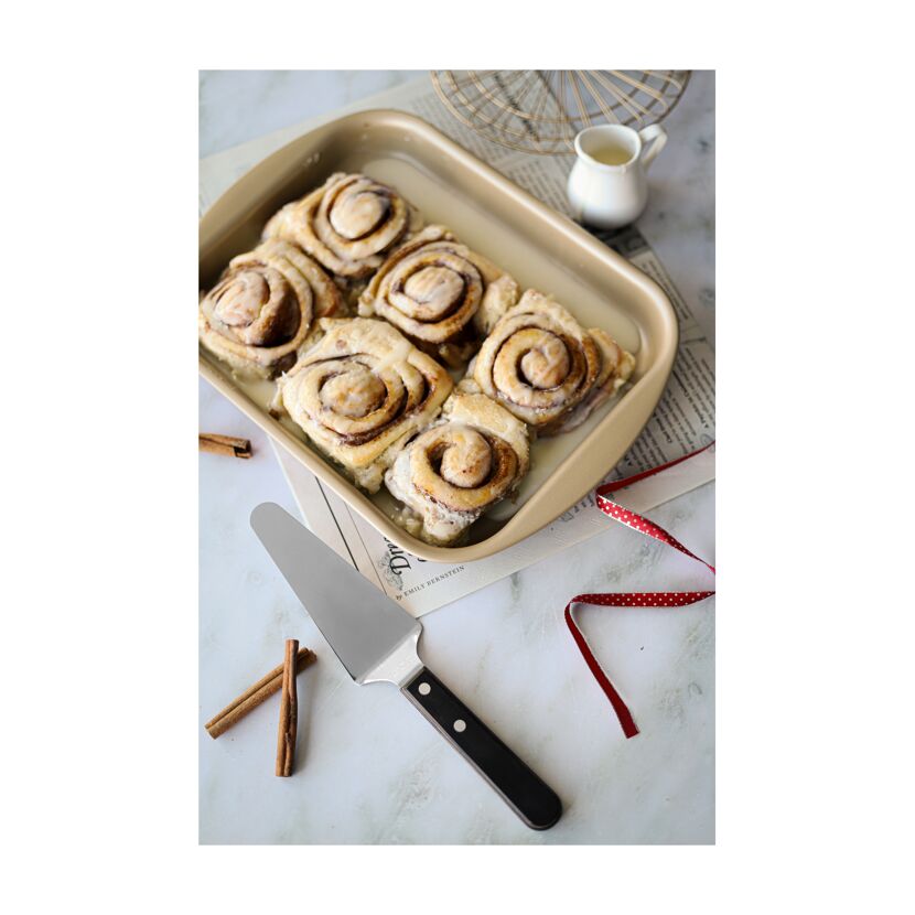 Zimtschnecken in Backform mit Tortenheber