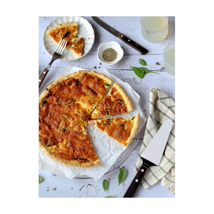 Quiche mit Käse und Spinat, angeschnitten.