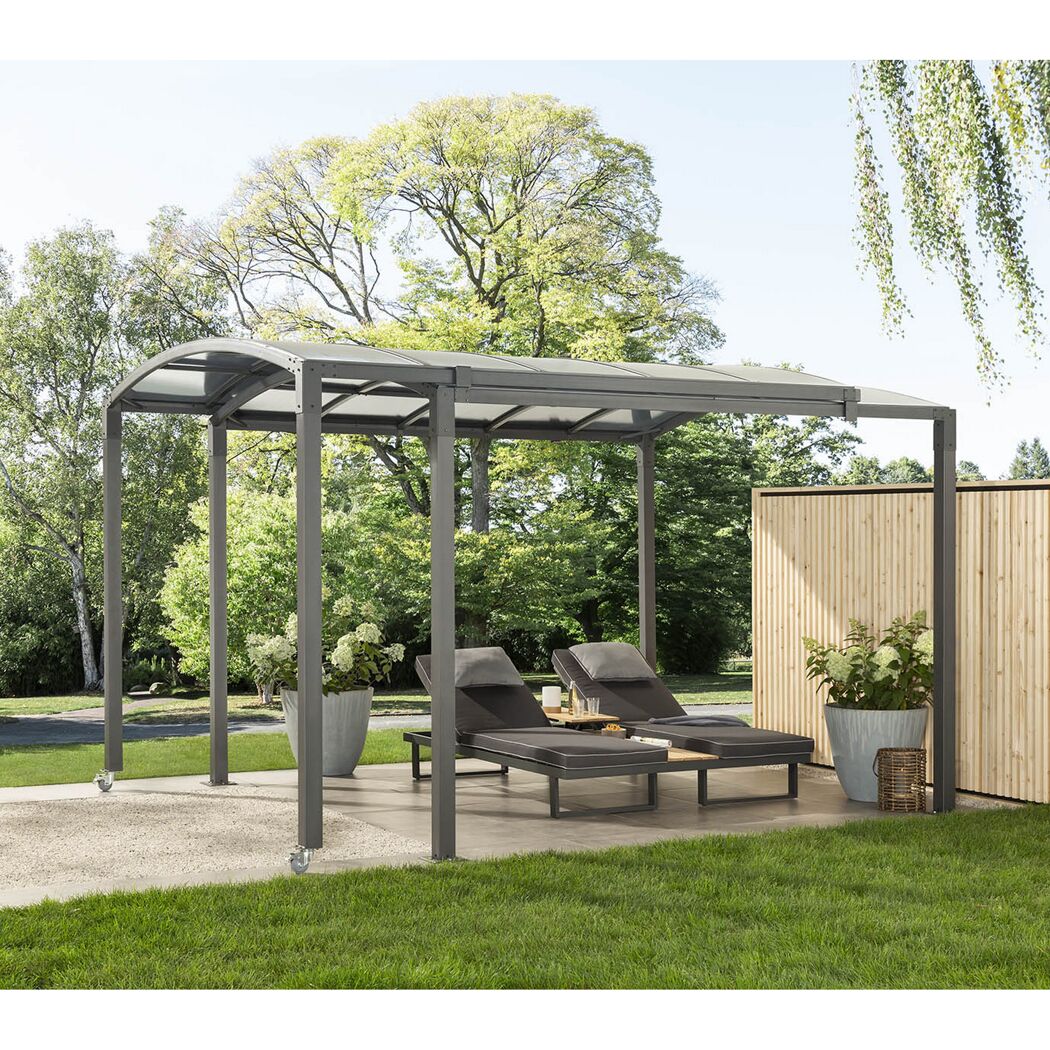 Pavillon mit zwei Liegen im Garten