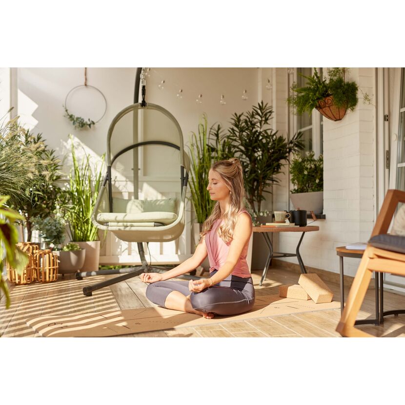 Person meditiert auf einer Yogamatte