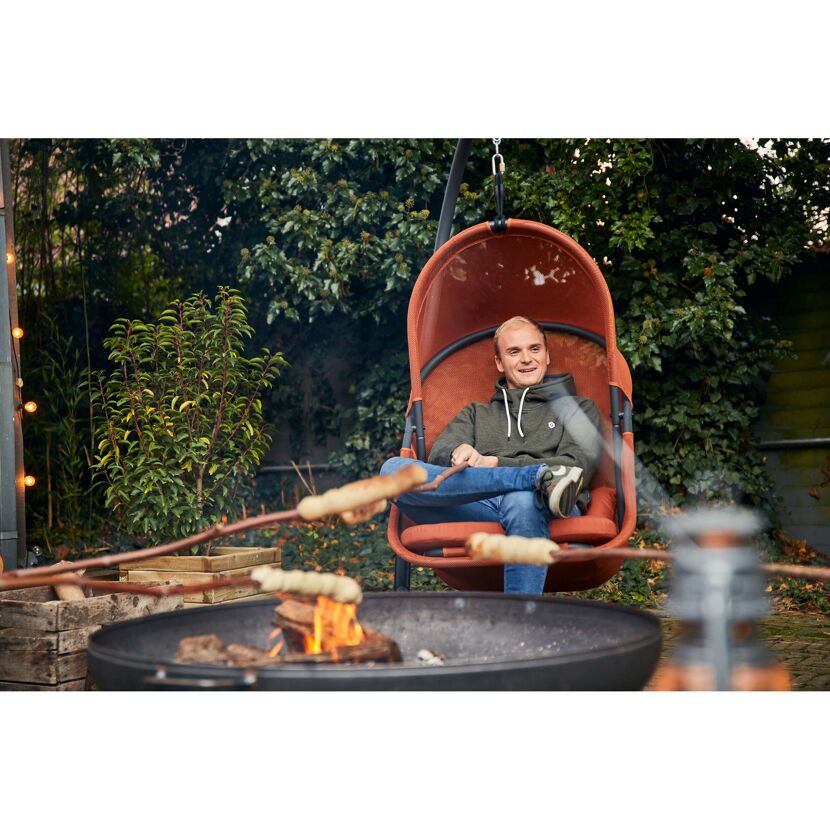 Person grillt im Hängesessel