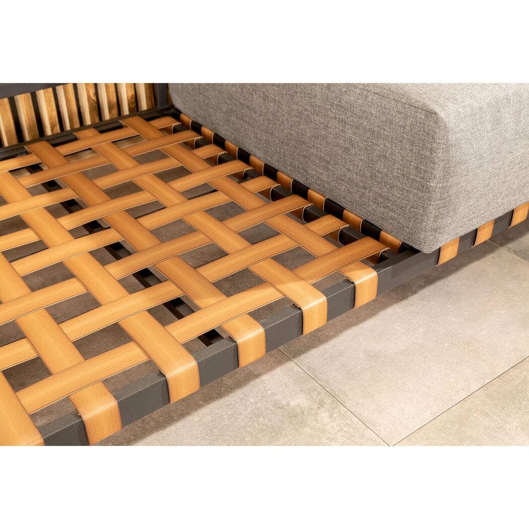 Geflochtene Sitzfläche eines Gartensofas