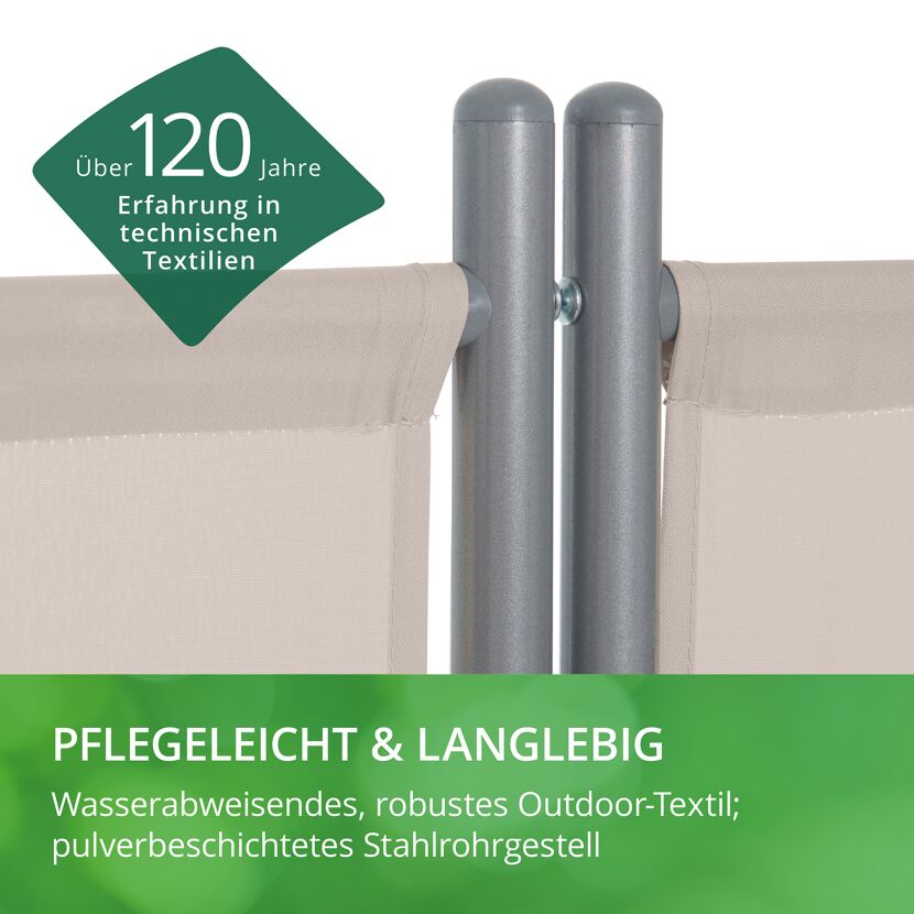 Beige Balkonbespannung an Metallstangen befestigt.
