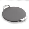 Runder Pizzastein von Weber mit Metallgriffen