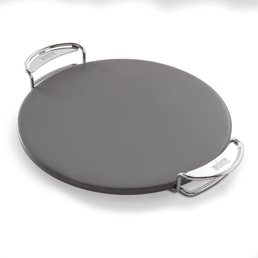Runder Pizzastein von Weber mit Metallgriffen