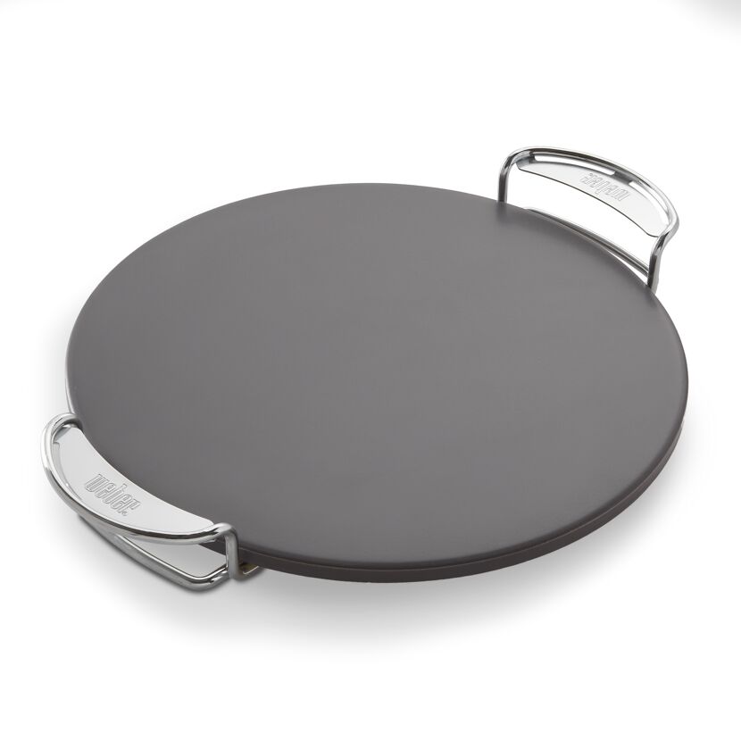 Runder Pizzastein von Weber mit Metallgriffen
