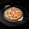 Pizza mit Mozzarella, Tomaten und Basilikum auf Pizzastein